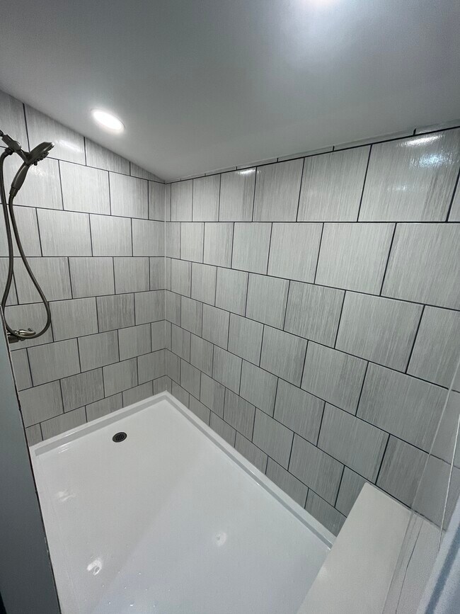 Building Photo - 64 Sand Creek Rd