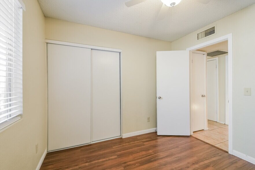 Building Photo - 4774 W Menadota Dr