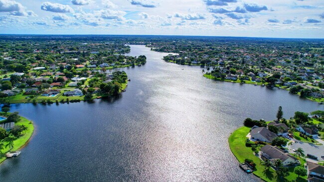 Building Photo - 12865 Meadowbend Dr