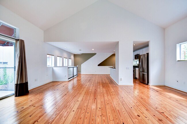 Building Photo - Open Floorplan 3-story Townhome in Midtown!