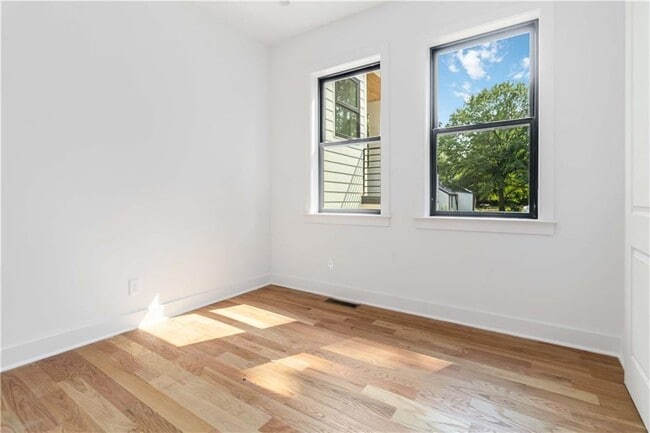 Building Photo - 1554 Columbia Cir