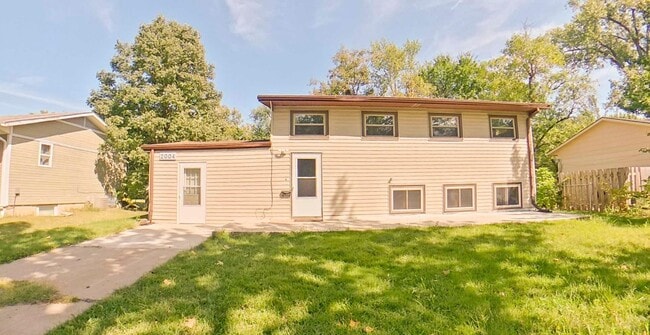 Building Photo - Big Backyard + Pet Friendly + Off-Street P...