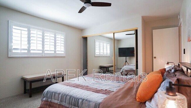 Building Photo - 5301 E Waverly Dr