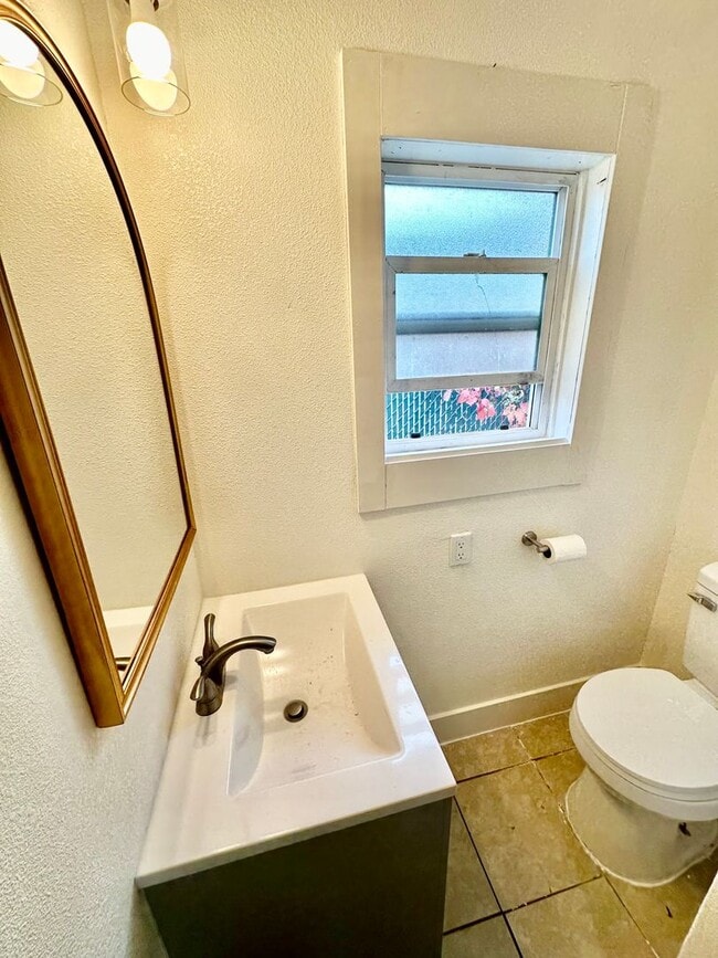 Building Photo - Newly Updated 2/1 in Madera