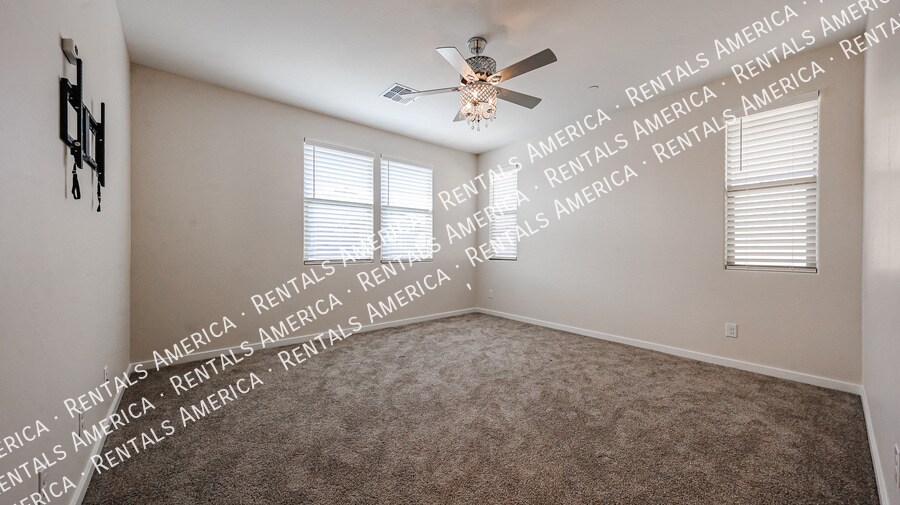 Building Photo - 2858 N Evergreen St