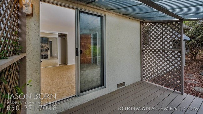 Building Photo - 966 Lakeview Way