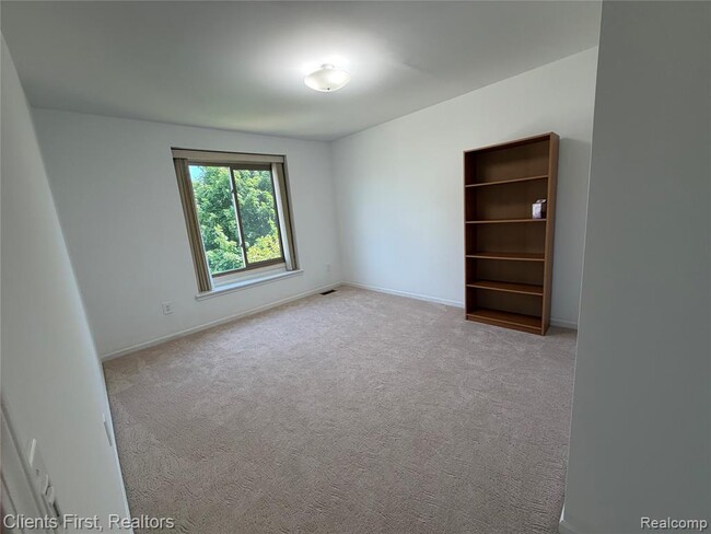 Building Photo - 7043 Foxridge Dr