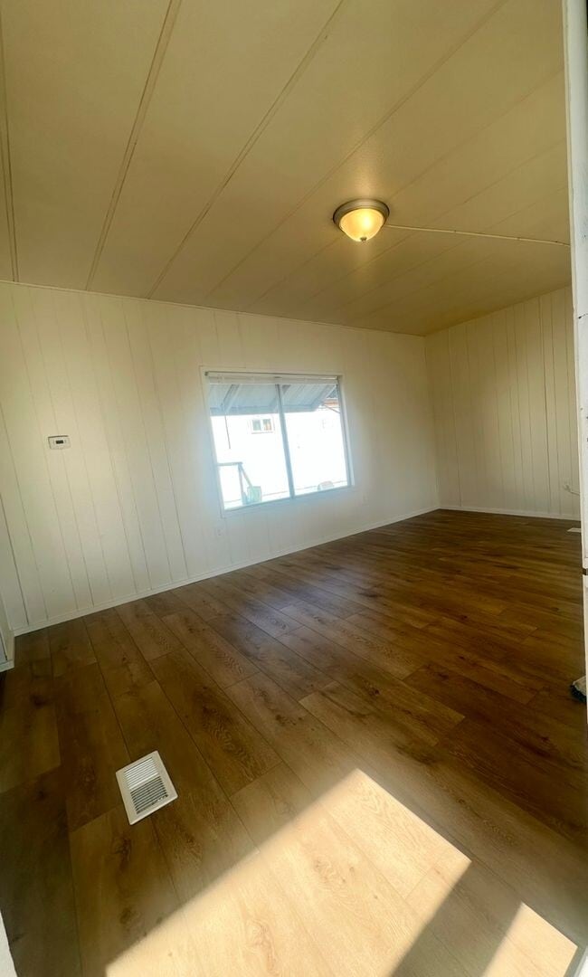 Building Photo - Available NOW!  Affordable 2bdrm, 1 bath