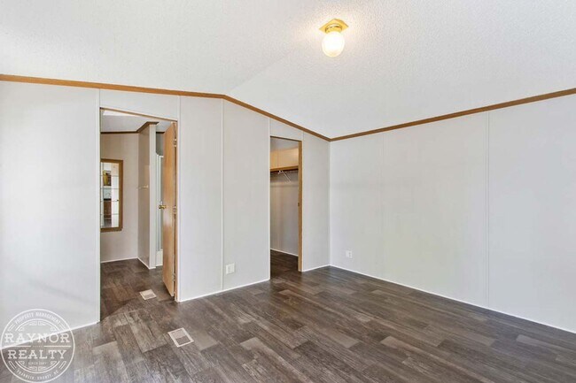 Building Photo - Enjoy the peace and quiet of the country!