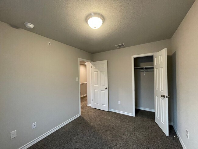 Building Photo - Town home for rent