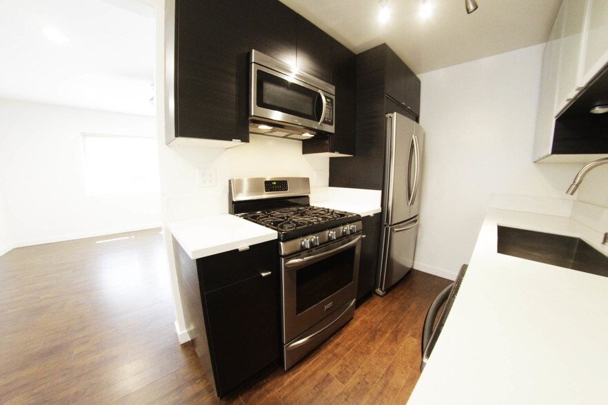 oven, gas range and microwave - 510 Pacific Ave