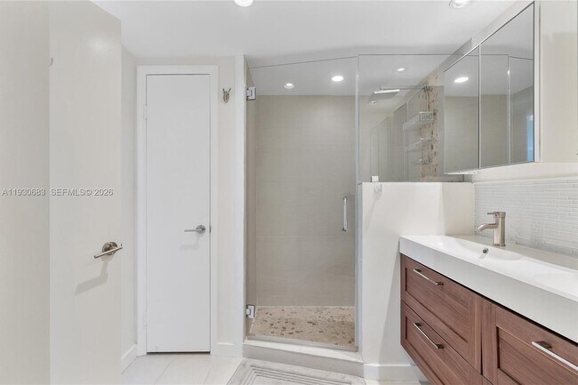 Building Photo - 10101 E Bay Harbor Dr