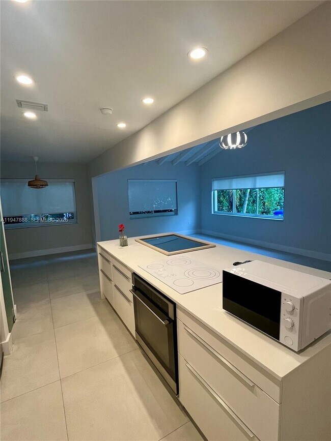 Building Photo - 337 SW 23rd Rd