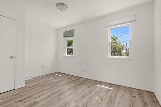 Building Photo - 2335 Lauretta Ave