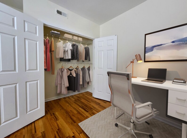 Building Photo - 917 W Dakin St