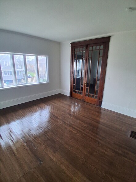 Building Photo - 690 E Utica St