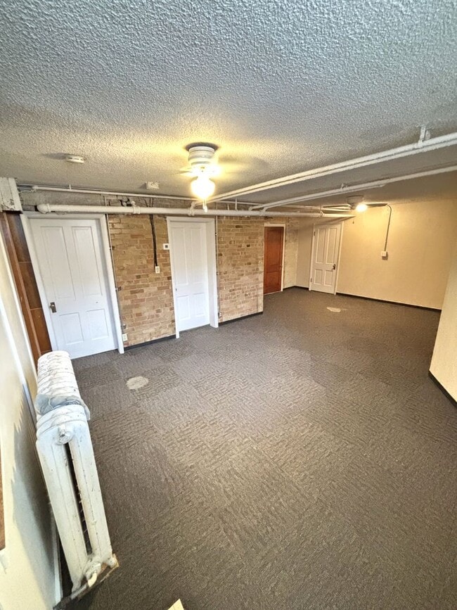 Building Photo - Make This House Your Home—Deposit Moves Yo...