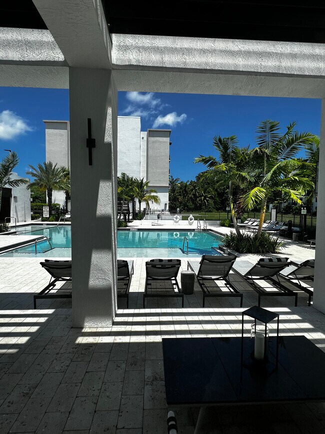 Building Photo - 572 S Biscayne River Dr