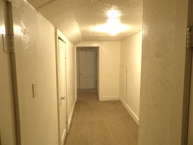 Building Photo - 716 NW Ferris Ave