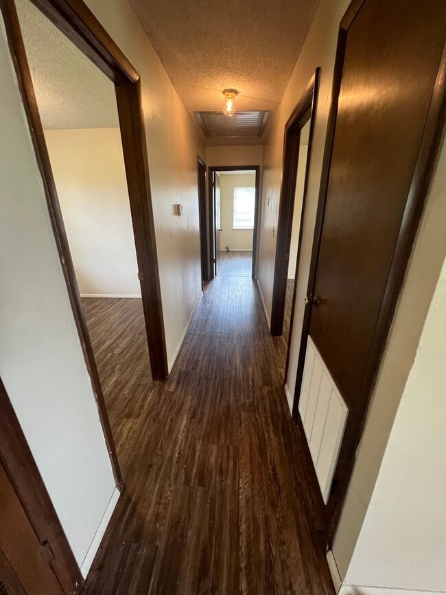 Building Photo - 3 Bed 1.5 Bath, Has large extra room that ...