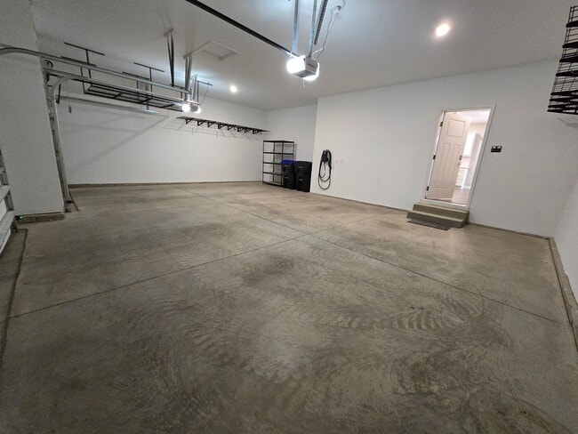 Building Photo - 6 Bedroom Home in Brookridge Estates