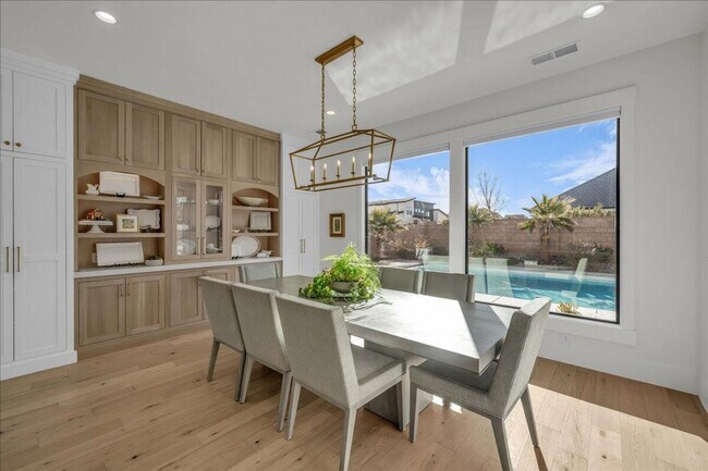 Building Photo - Beautiful 6-Bedroom, 5-Bathroom Home for Rent in Moorland Park