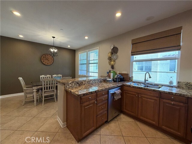 Building Photo - 615 W 1st St