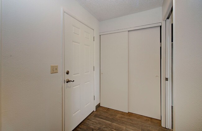 Building Photo - WELL MAINTAINED 2 BR, 2 BA TOWNHOME BY VAN MALL AREA!