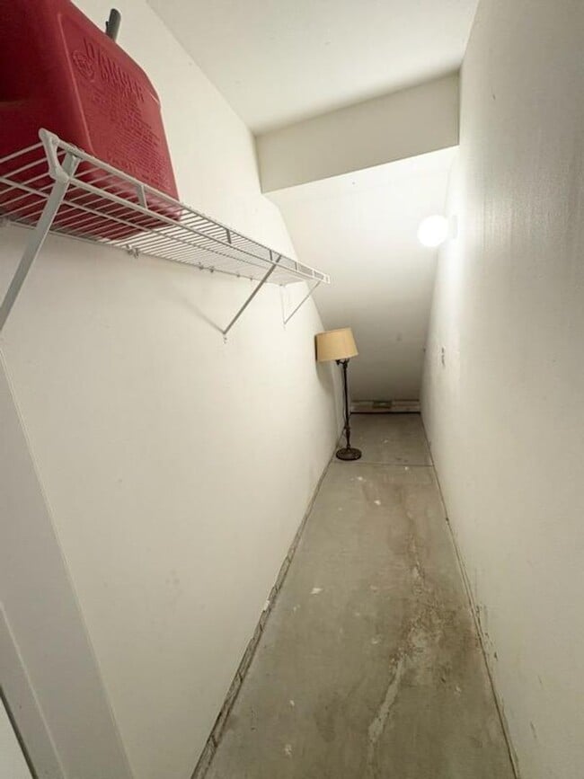 Building Photo - Updated Townhouse near Downtown Bloomington!