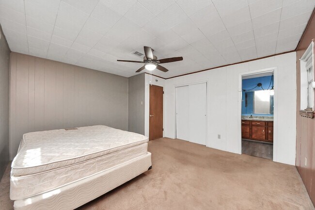 Building Photo - 535 Pampa St