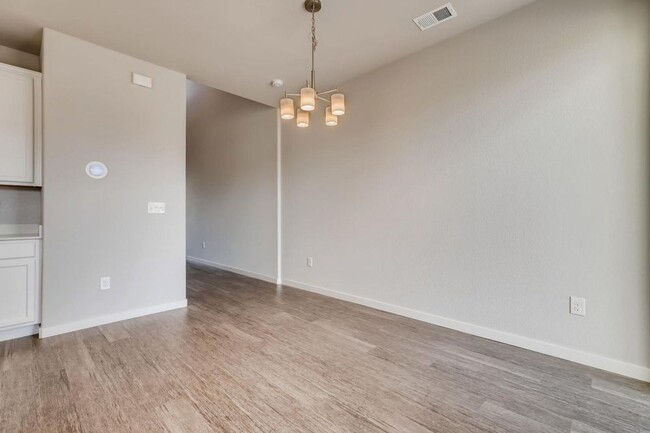 Building Photo - Stunning Modern 2 bedroom Townhome!!!