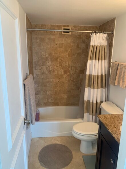 Building Photo - 905 Brickell Bay Dr