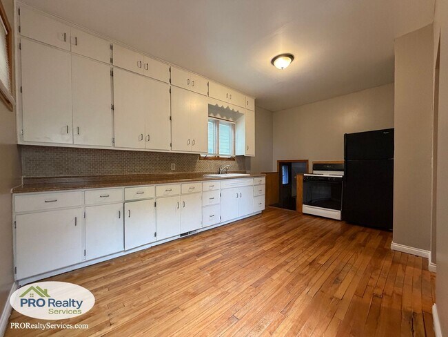 Building Photo - Charming 3 Bedroom Home