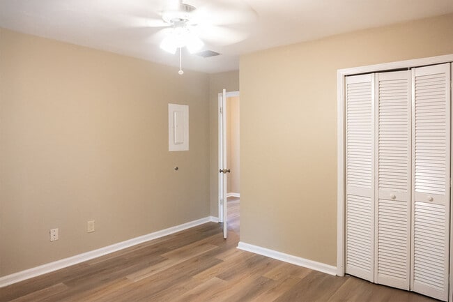 Building Photo - 733 Pointe Ct