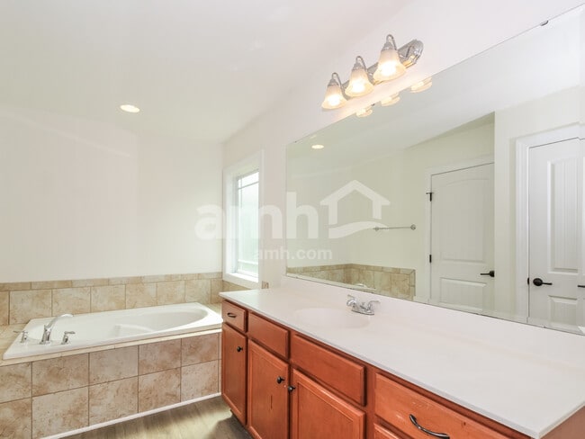 Building Photo - 1254 Clancy Dr NE