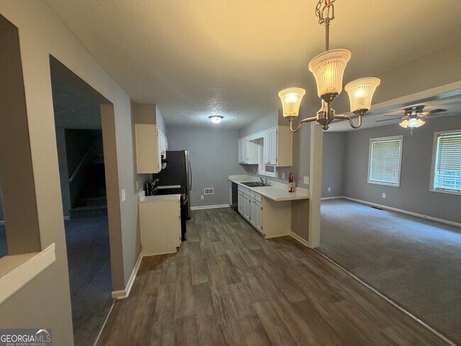 Building Photo - 125 S Meadowcliff Cir