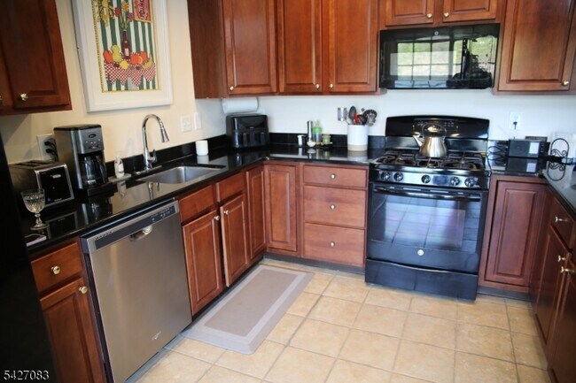 Building Photo - 18 Rosewood Ct