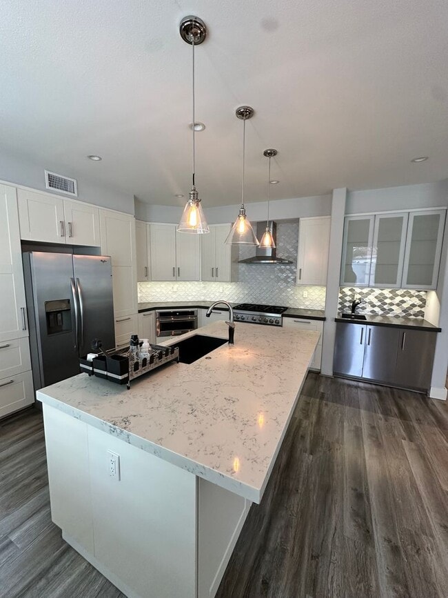 Building Photo - Spacious Living with Room to Grow