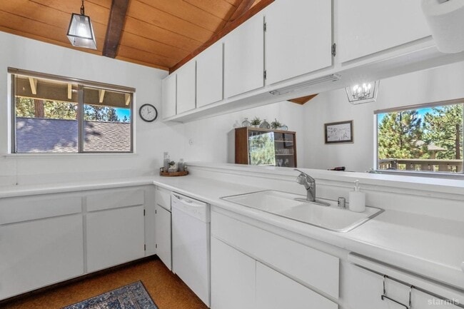 Building Photo - mountain retreat to relax after hard day a...