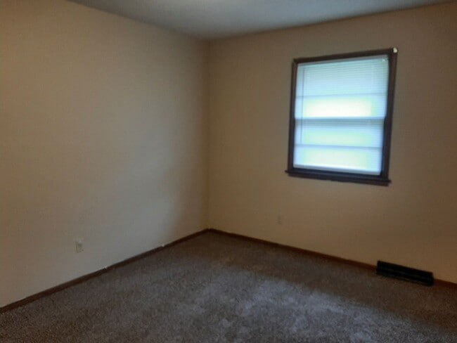 Building Photo - 2 Bedroom 2 Bathroom Duplex for $695!