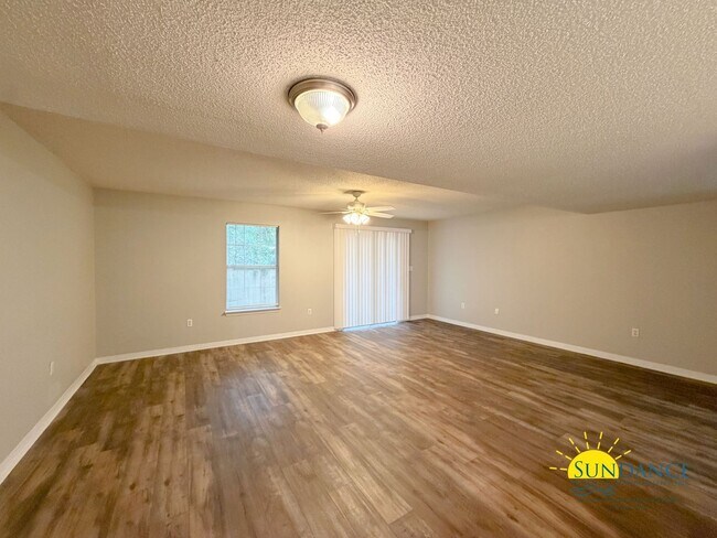 Building Photo - Newly Renovated 3 Bedroom Townhouse in Fort Walton Beach!