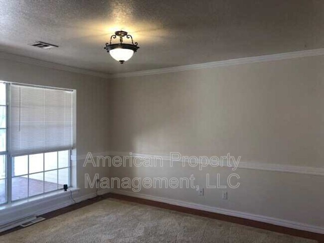 Building Photo - 3812 S Dogwood Ave