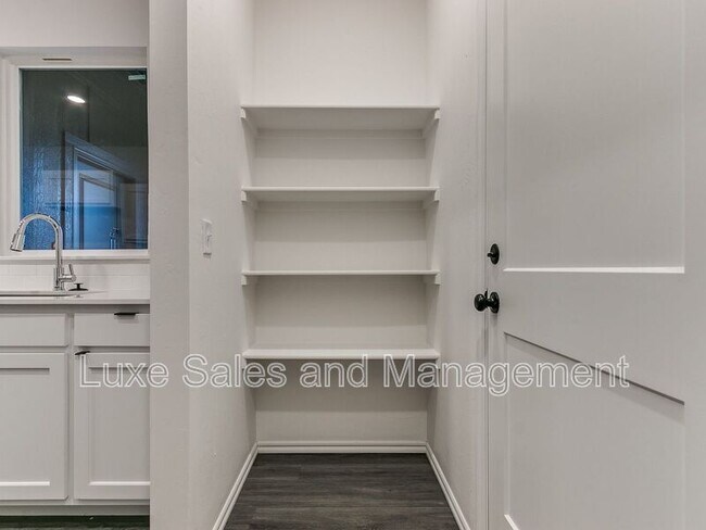 Building Photo - 10908 Oak Holw Ln