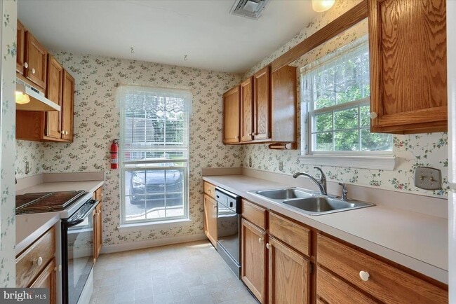 Building Photo - 5 Eastwick Ct