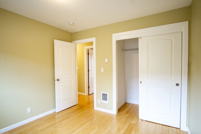 Building Photo - Renovated 2 Bedroom Flat in St. Johns/Port...