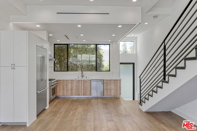 Building Photo - 1447 N Martel Ave