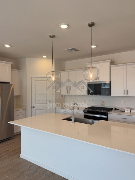 Building Photo - 33070 Noir Dr