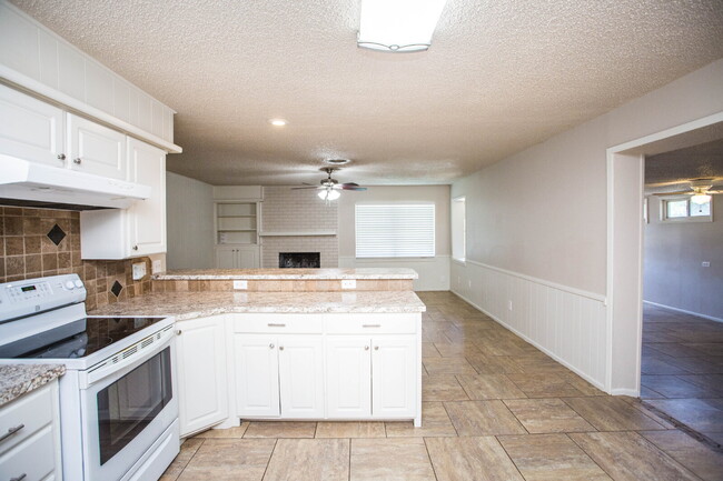 Building Photo - Beautiful 3/2 with a Bonus Room!