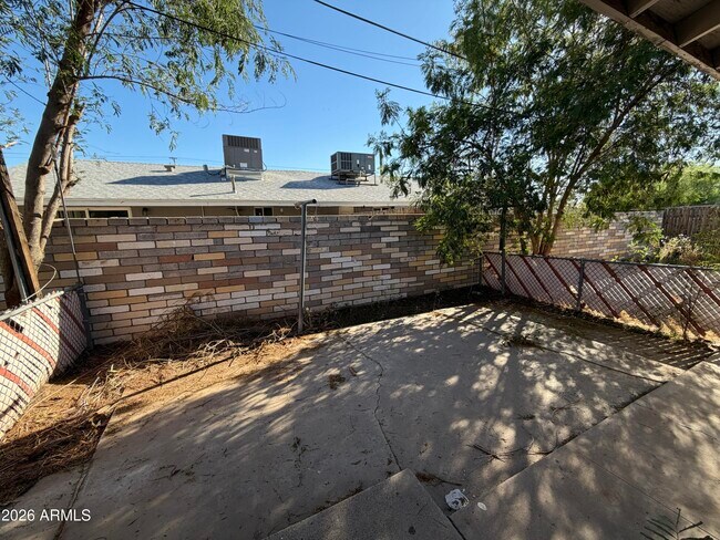 Building Photo - 1833 E Harvard St