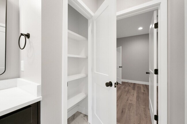 Building Photo - Hickory Village 55 Plus, LLC - 3700 E Cherry St Springfield, MO 65809